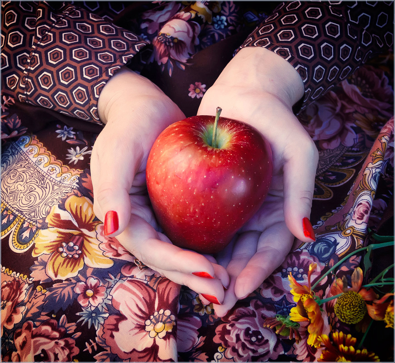 Необычные яблоки. Девушка в яблоках необычно. Приснились красивые, большие яблоки. Девочка с яблоками. К чему снятся яблоки во сне мужчине
